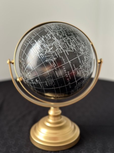 كرة أرضية أسود مع ذهبي